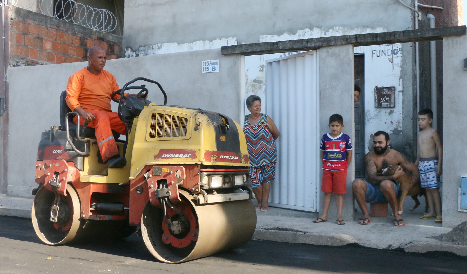 operário trabalhando em rua